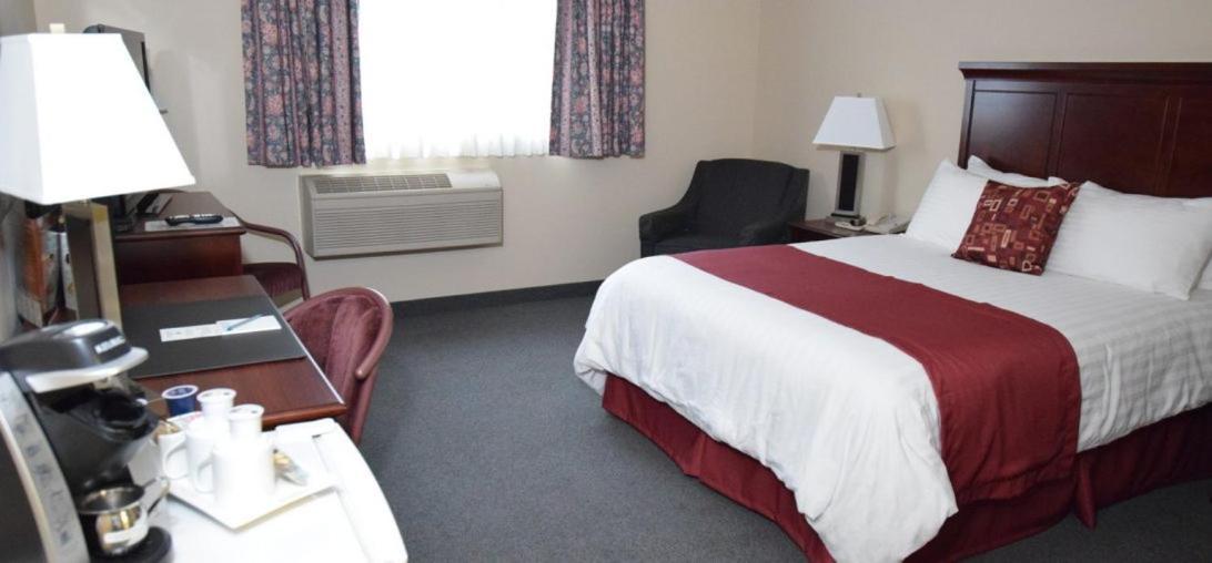 Cold Lake Lakeland Inn Hotel מראה חיצוני תמונה
