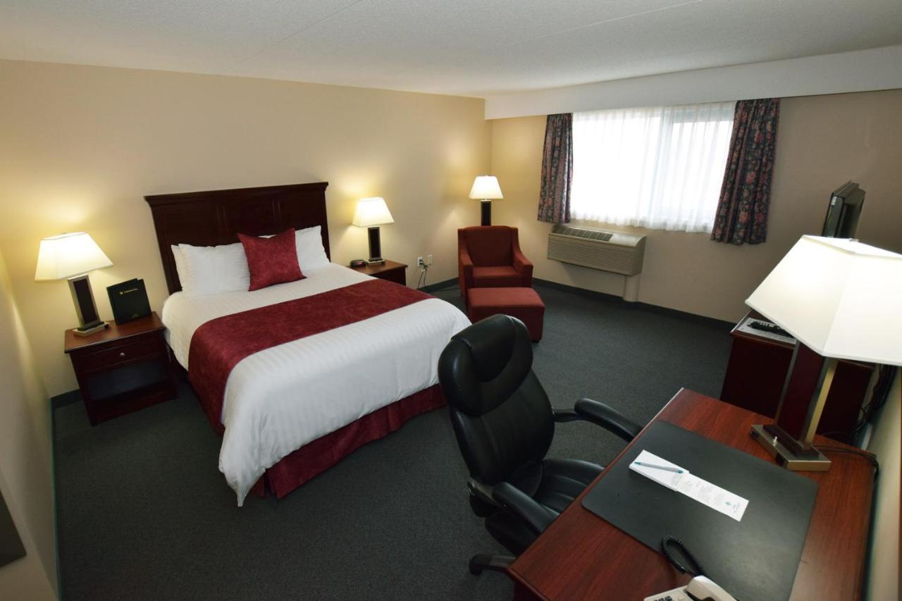 Cold Lake Lakeland Inn Hotel מראה חיצוני תמונה