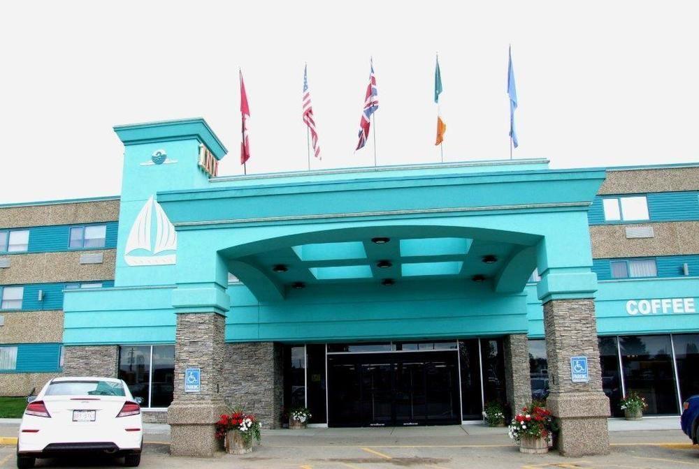 Cold Lake Lakeland Inn Hotel מראה חיצוני תמונה