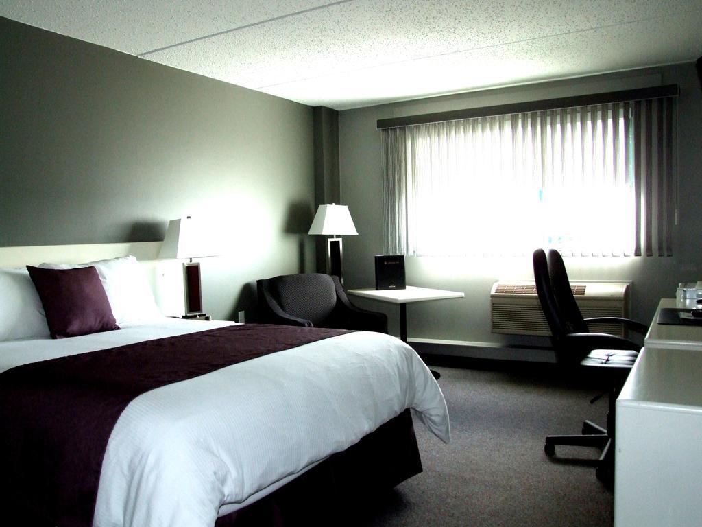 Cold Lake Lakeland Inn Hotel מראה חיצוני תמונה