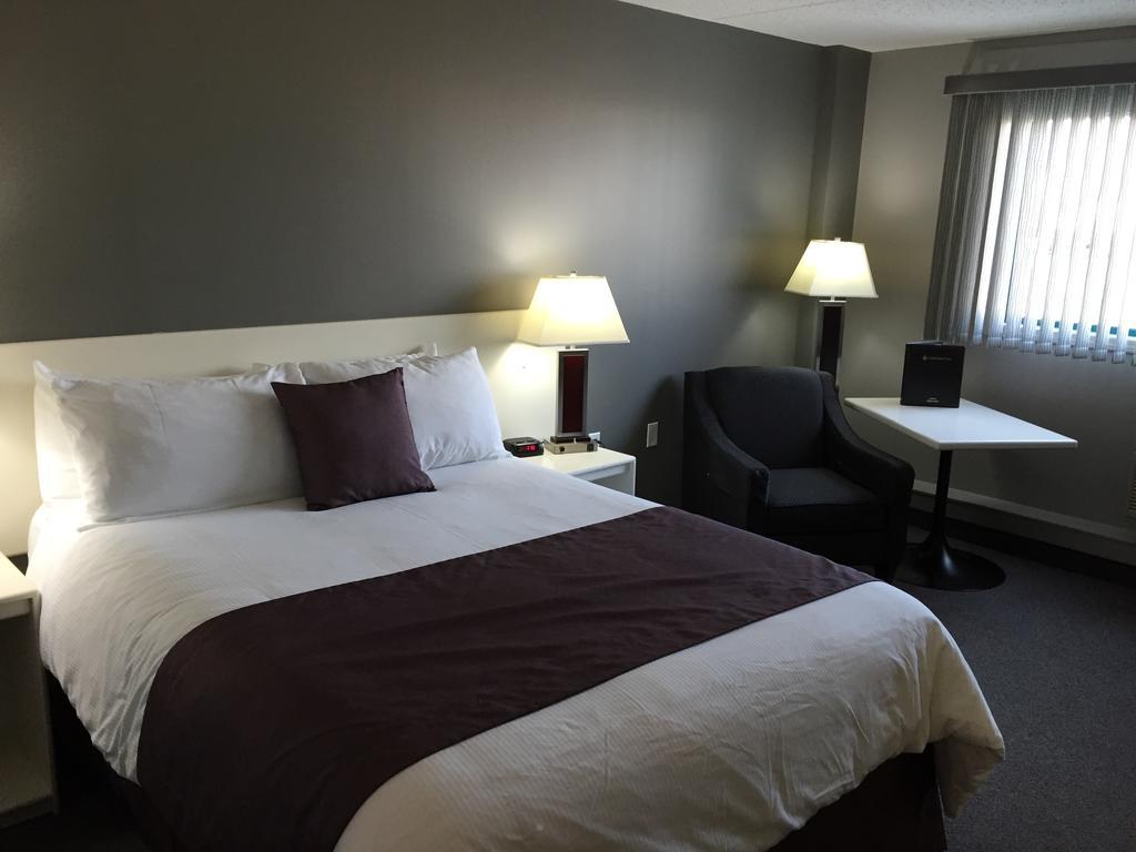 Cold Lake Lakeland Inn Hotel מראה חיצוני תמונה