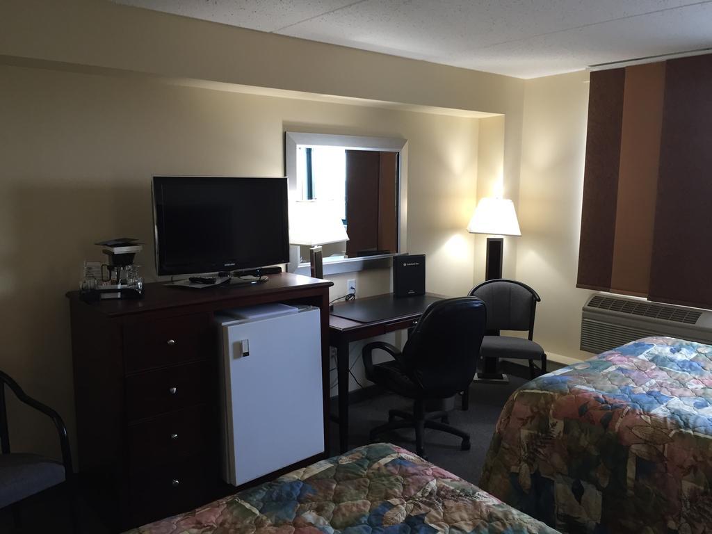 Cold Lake Lakeland Inn Hotel מראה חיצוני תמונה