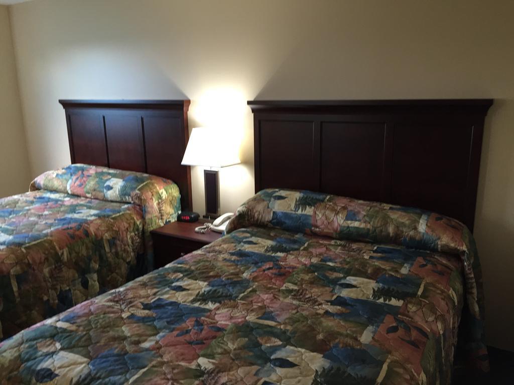 Cold Lake Lakeland Inn Hotel מראה חיצוני תמונה