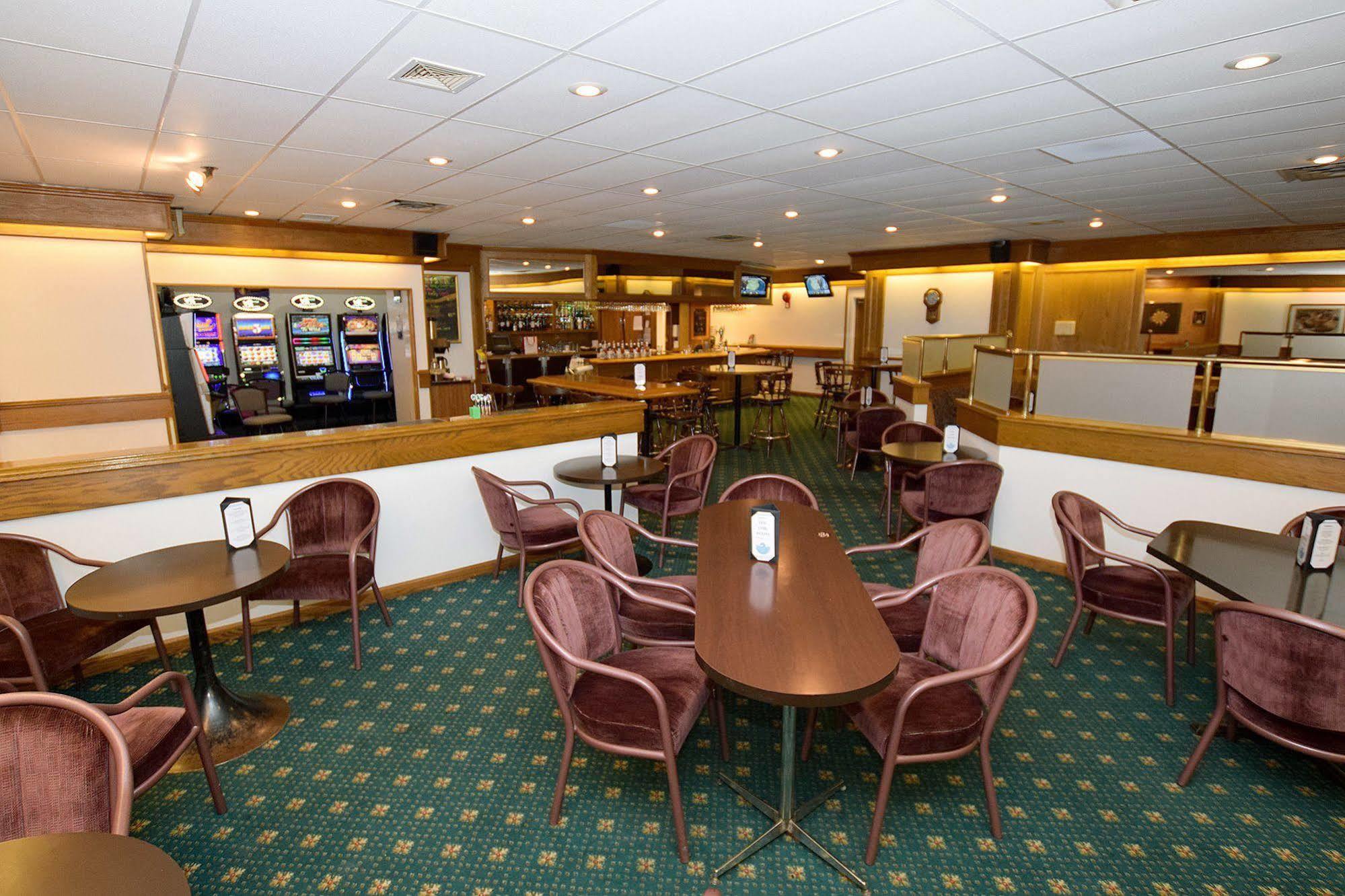 Cold Lake Lakeland Inn Hotel מראה חיצוני תמונה