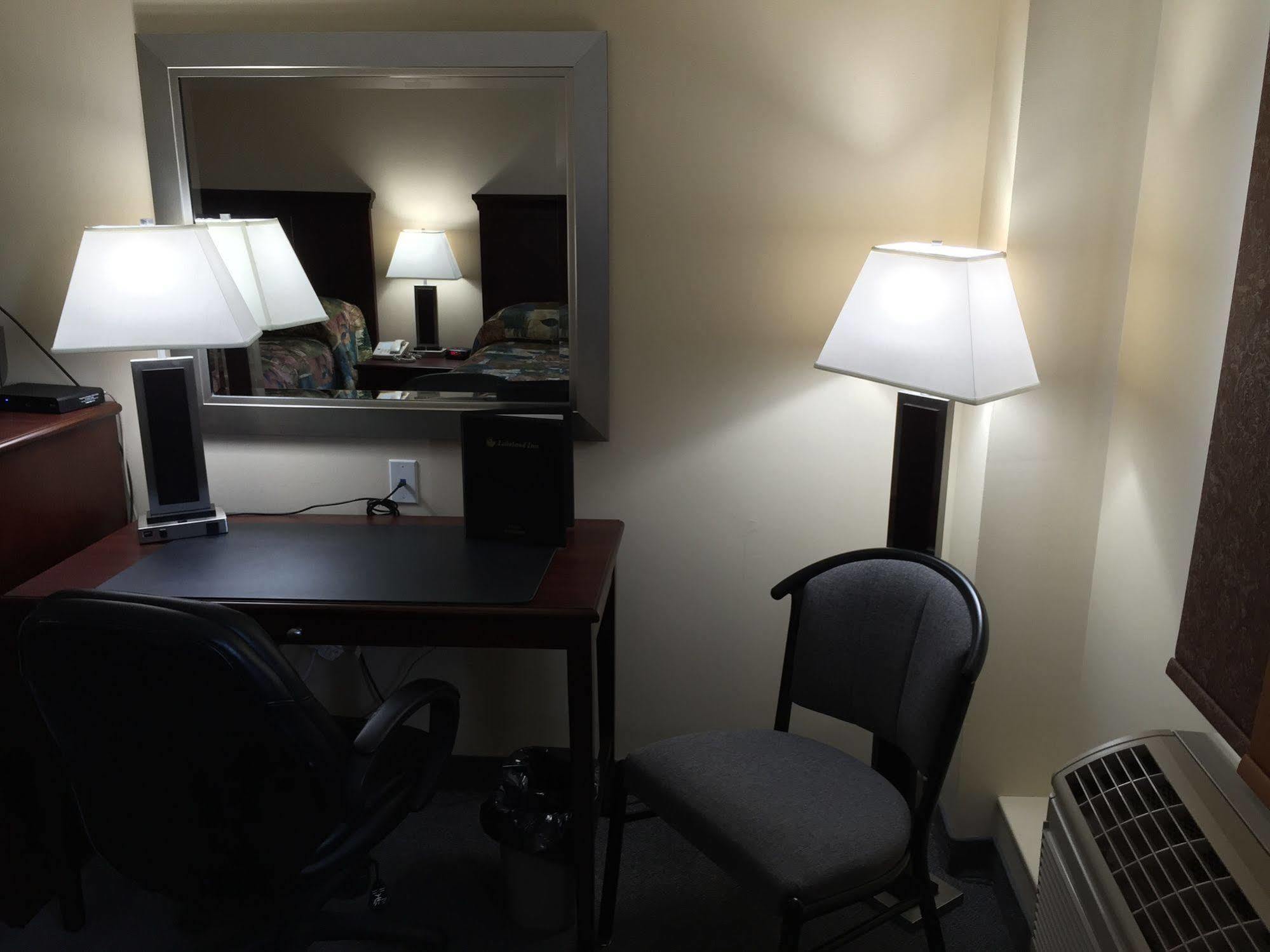 Cold Lake Lakeland Inn Hotel מראה חיצוני תמונה
