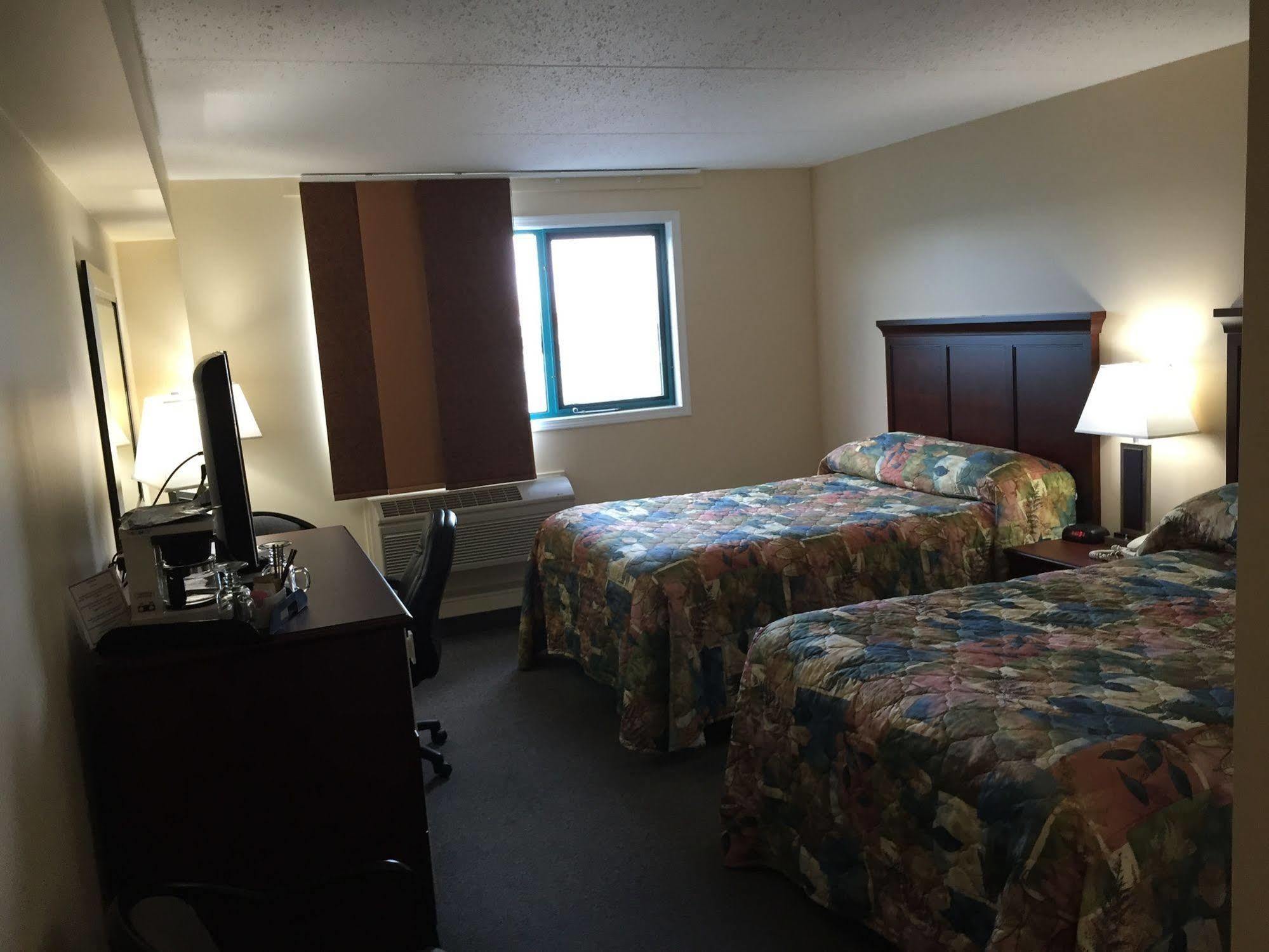 Cold Lake Lakeland Inn Hotel מראה חיצוני תמונה