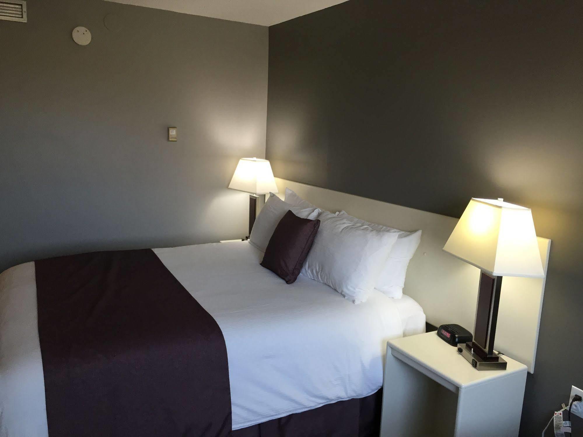 Cold Lake Lakeland Inn Hotel מראה חיצוני תמונה