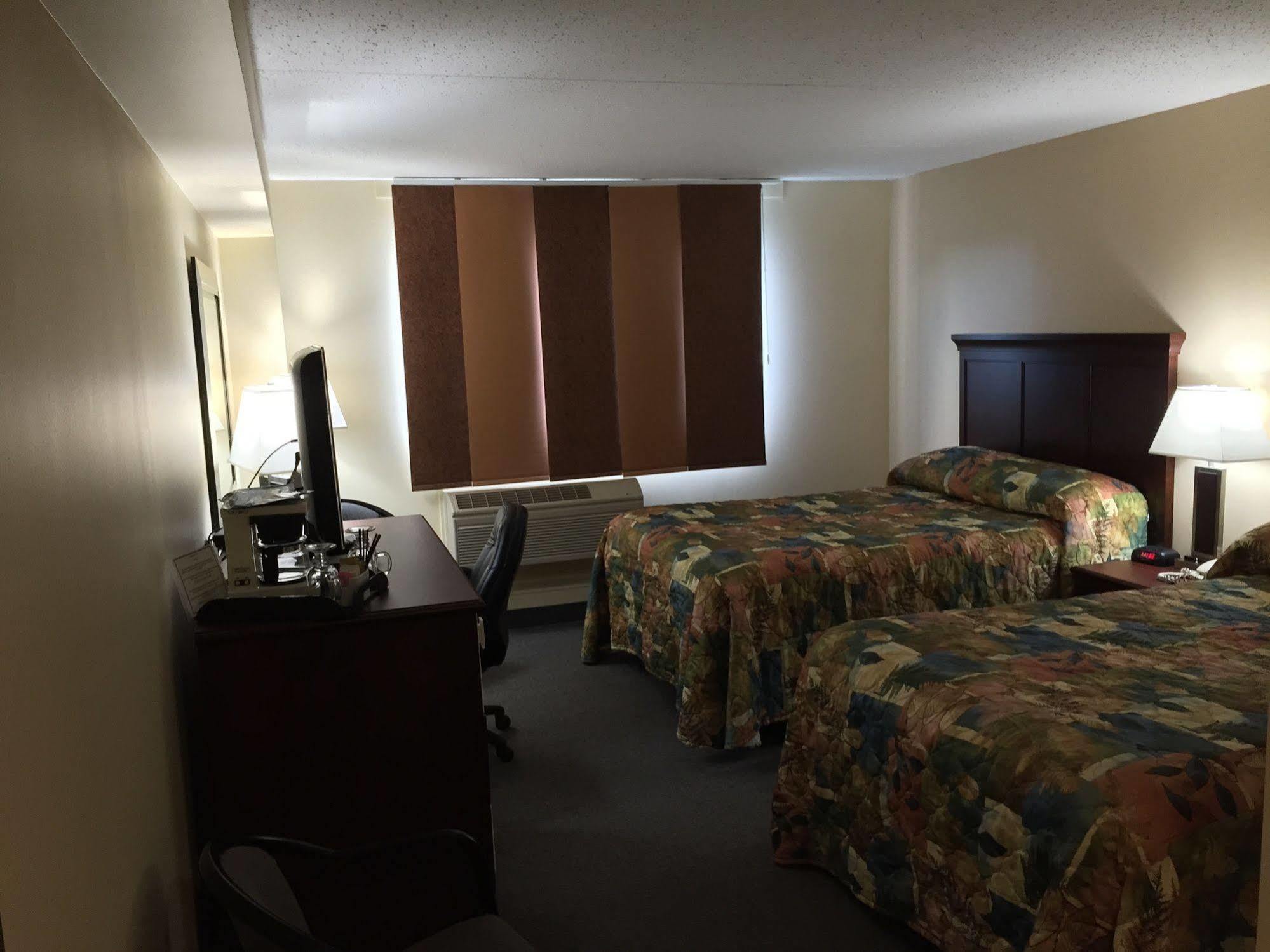 Cold Lake Lakeland Inn Hotel מראה חיצוני תמונה