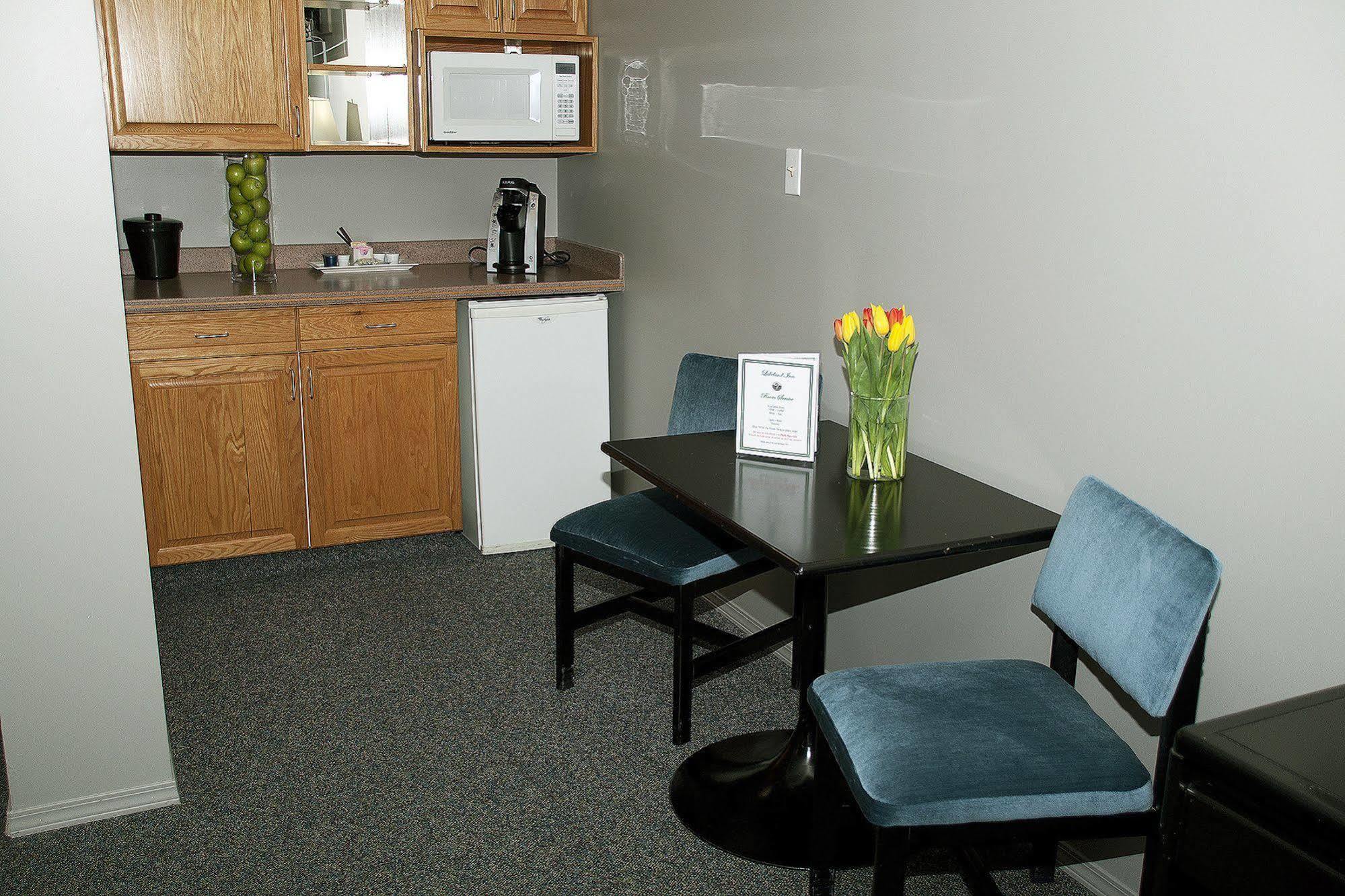 Cold Lake Lakeland Inn Hotel מראה חיצוני תמונה