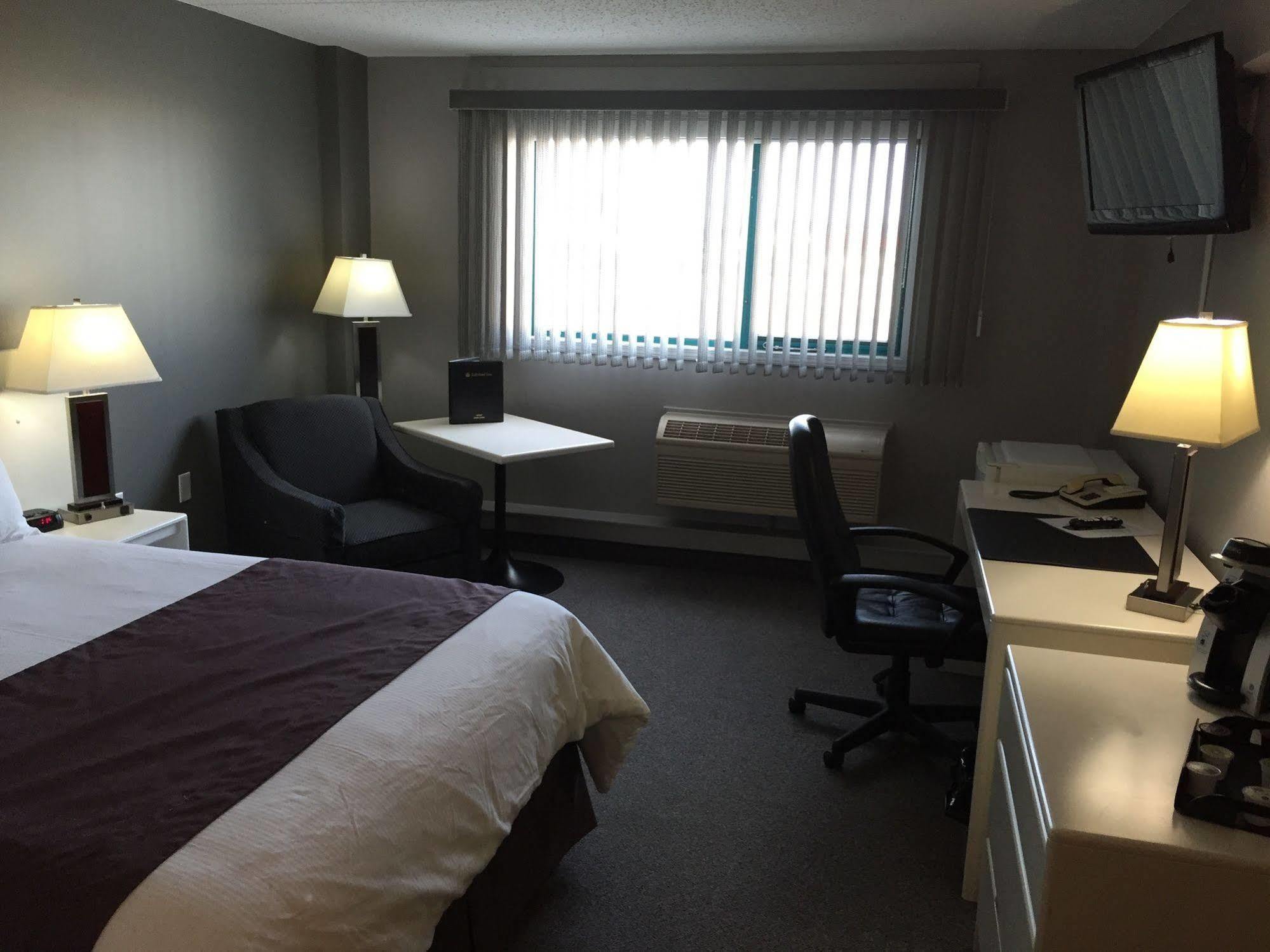 Cold Lake Lakeland Inn Hotel מראה חיצוני תמונה