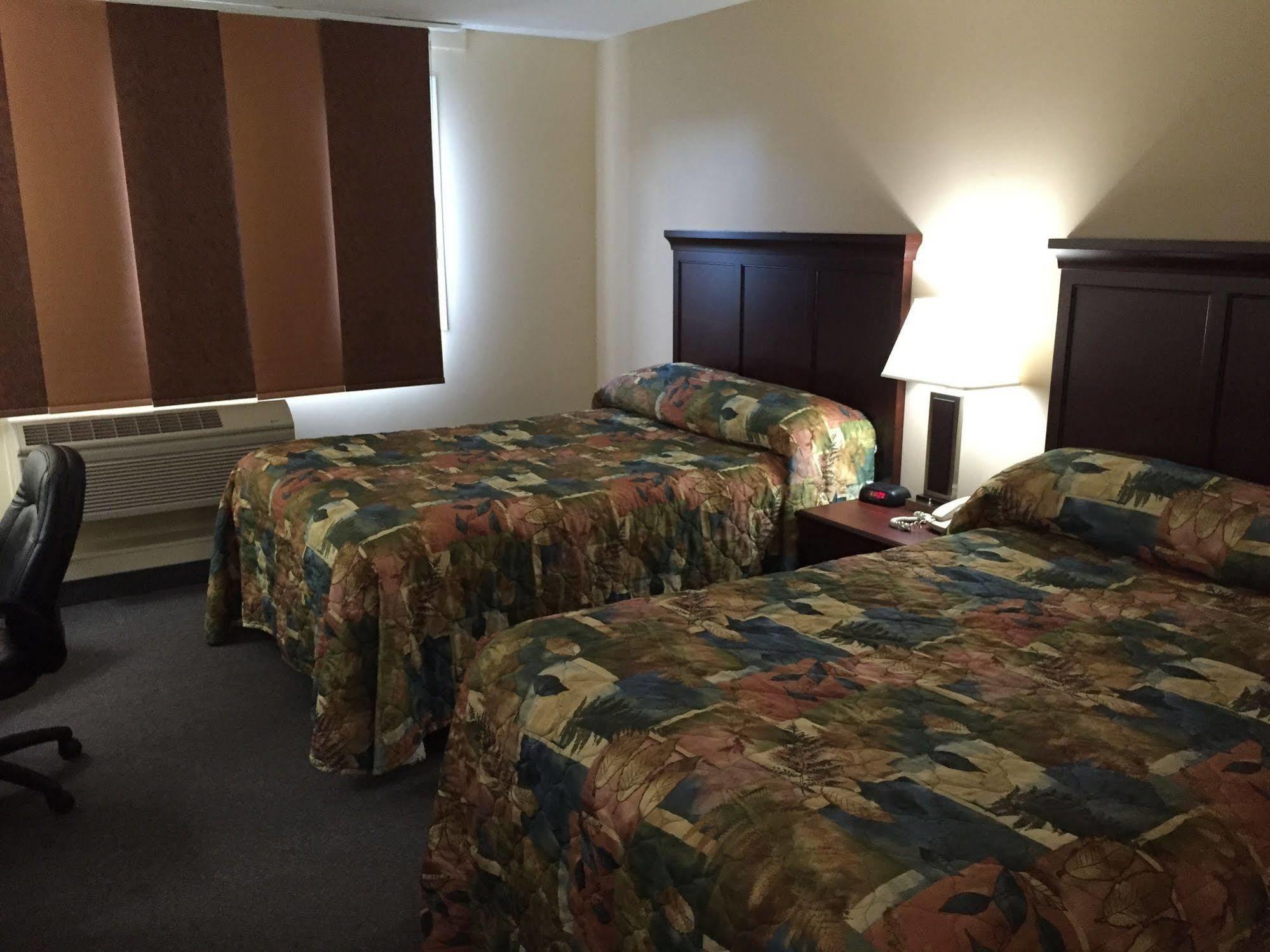 Cold Lake Lakeland Inn Hotel מראה חיצוני תמונה