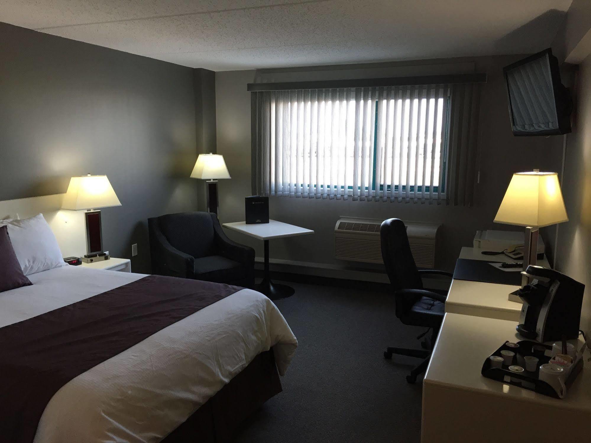 Cold Lake Lakeland Inn Hotel מראה חיצוני תמונה