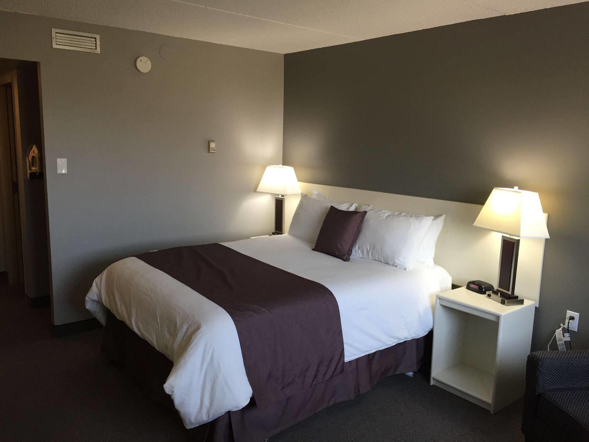 Cold Lake Lakeland Inn Hotel מראה חיצוני תמונה