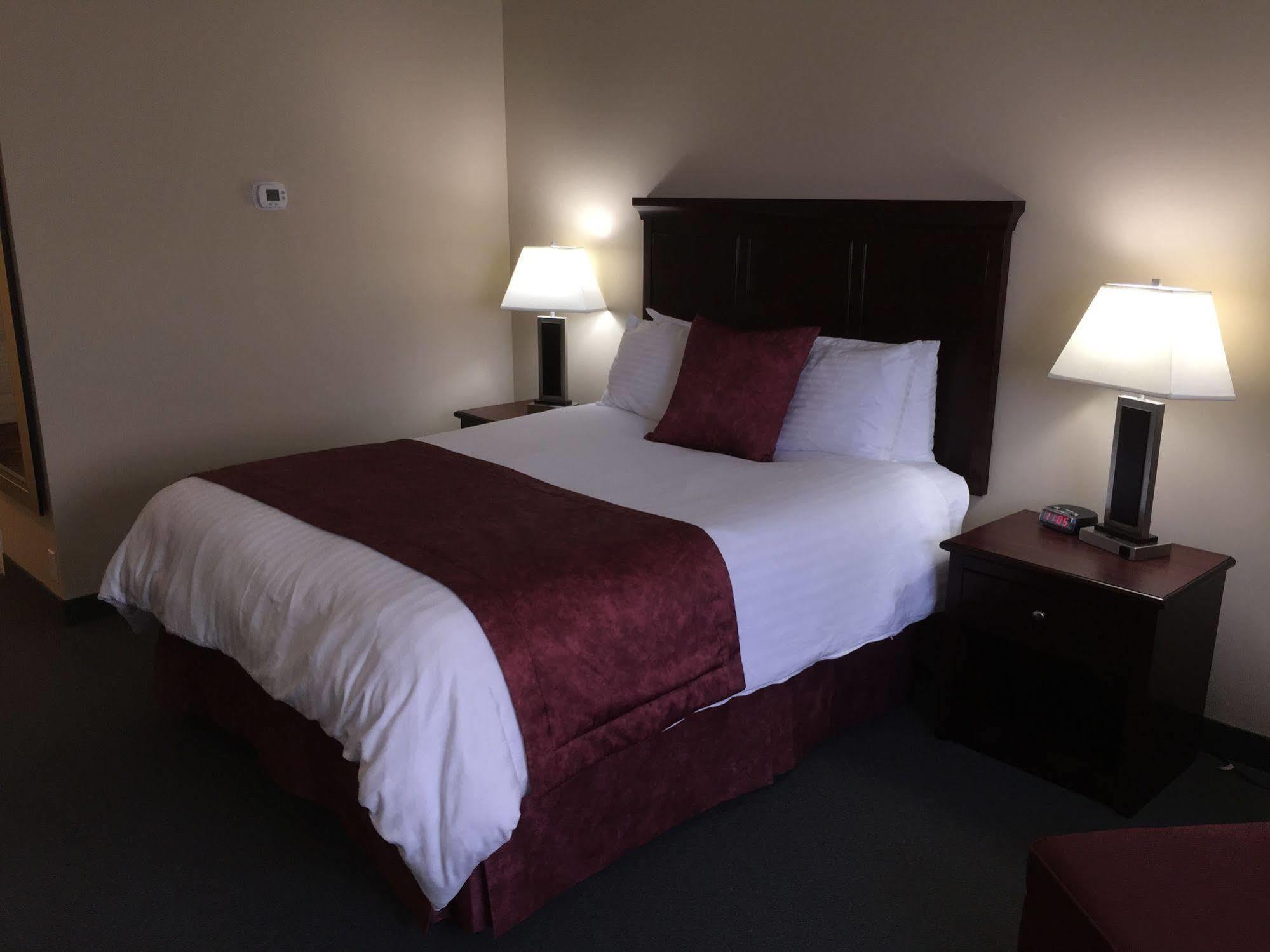 Cold Lake Lakeland Inn Hotel מראה חיצוני תמונה
