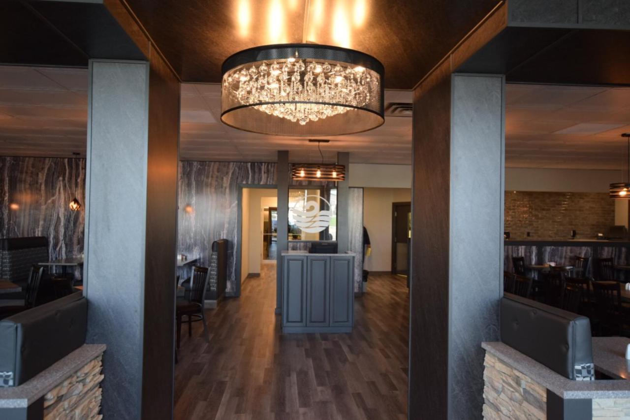 Cold Lake Lakeland Inn Hotel מראה חיצוני תמונה
